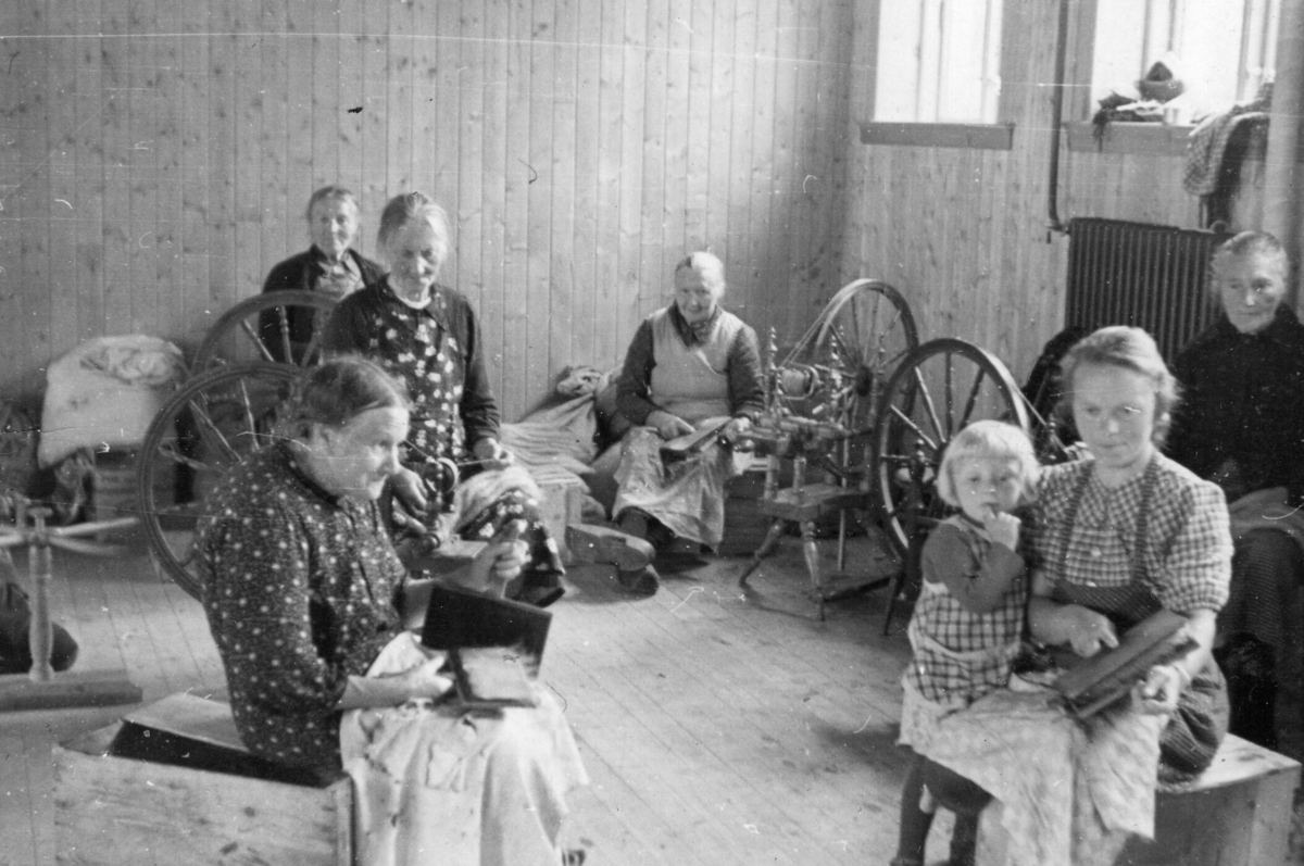 Gruppeportrett, seks kvinner eit barn, i arbeidsrom på Framnes. Dette var i eit kjellerrom på Framnes.