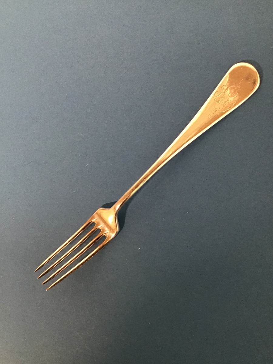 Middagsgaffel i nysølv med monogram.