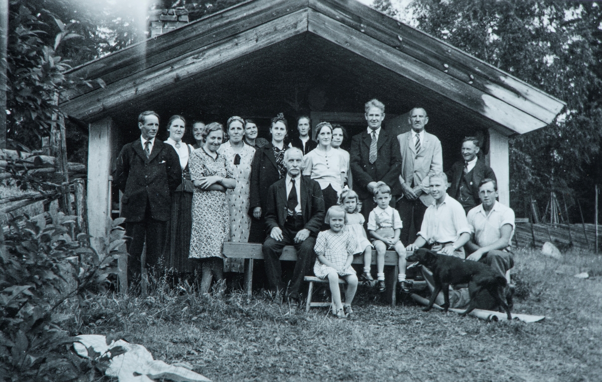 Samling på Sætra Gaukerud på starten av 1940-tallet. 
1: Mikkel Rønningstad, 2: Emilie Pålshaugen, 3: Lilian Søhagen, 4: Olaug Ødegård, 5: ukjent, 6: Ragnhild Flagstad, 7: alle 7  ukjente, 8: Torbjørn Pålshaugen, 9: Erling Møstad, 10: 3 ukjente barn, 11: Anton Pålshaugen.
Se illustrasjon 2 for nummerrering.