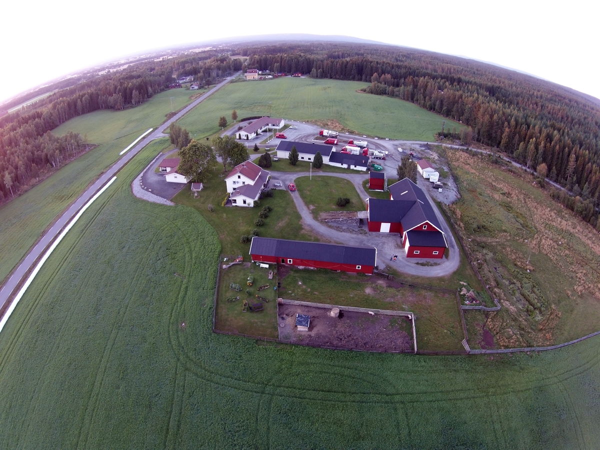 Dronebildet av Flagstad Gård, Løten. Bilde er tatt av en av Flagstad AS sine ansatte.