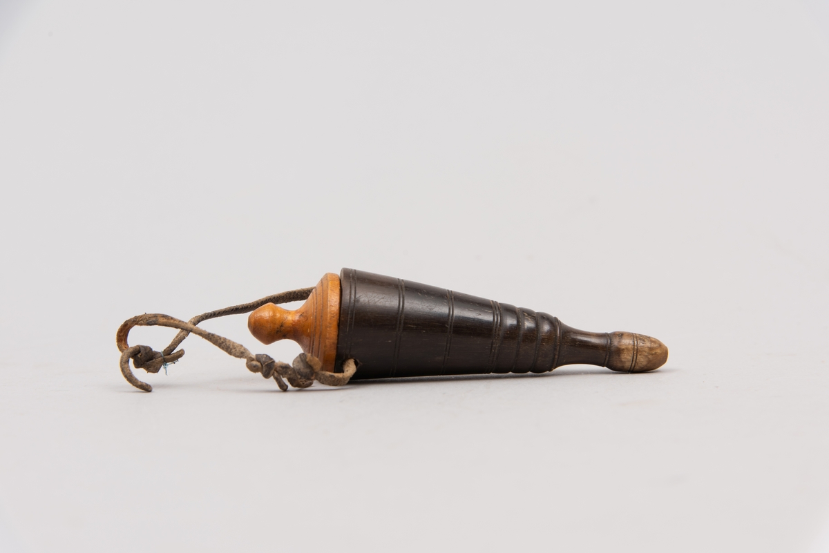 Trolig brukt som fenghettebeholder.