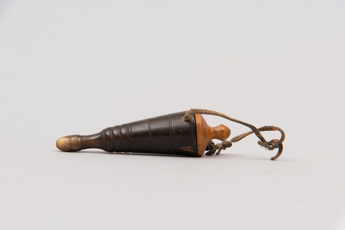 Trolig brukt som fenghettebeholder.