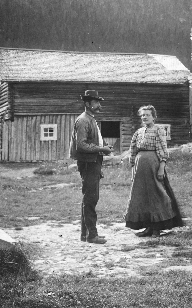 Mann og kvinne på gårdstun