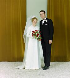 Flakstad, Arne, Oddbjørg, Brudefoto, gruppe, farge. Brudebil