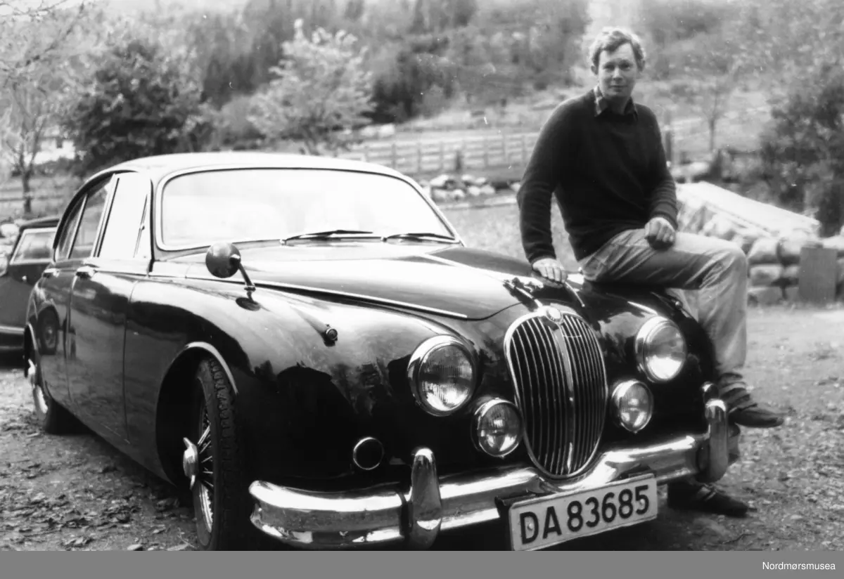 Bildrømmen:  — Spesielt bilinteressert har jeg aldri vært, men Morgan og Jaguar er to biler som jeg har hatt en forkjærlighet for siden første møte, fortalte Olav A. Sæter på Fjellbu fra Surnadal i en reportasje under fanen Biltema i Tidens Krav i 1990. Etter reneste detektivarbeidet hadde han klart å få en Morgan 1973 modell og en 1966 modell Jaguar Mark 2 3,8 liter hjem på gårdstunet. På bildet viser han fram sistnevnte bil, som for øvrig var den andre Jaguaren han eide. Den første var en E-type. 


- Dette er ikke en Morgan, men en Jaguar modell Mark 2, eller II med romertall. Tilsvarende bil kjent fra TV-serien med inspektør Morse.
( info: Ivar E. Stav). Bak Jaguaren visest litt av venstre framdør og -vindu på ein annan bil. Kan det vera Morganen? (info: Lars Brubæk)  - 
Kommentar: Utsnittet bak kan ikke utelukke/er sannsynligvis Morgan. (Ivar E. Stav) 

Olav Sæter, Fjellbu, med sin engelske sportsbil. Bildet er fra avisa Tidens Krav sitt arkiv i tidsrommet 1970-1994. Nå i Nordmøre museums fotosamling.