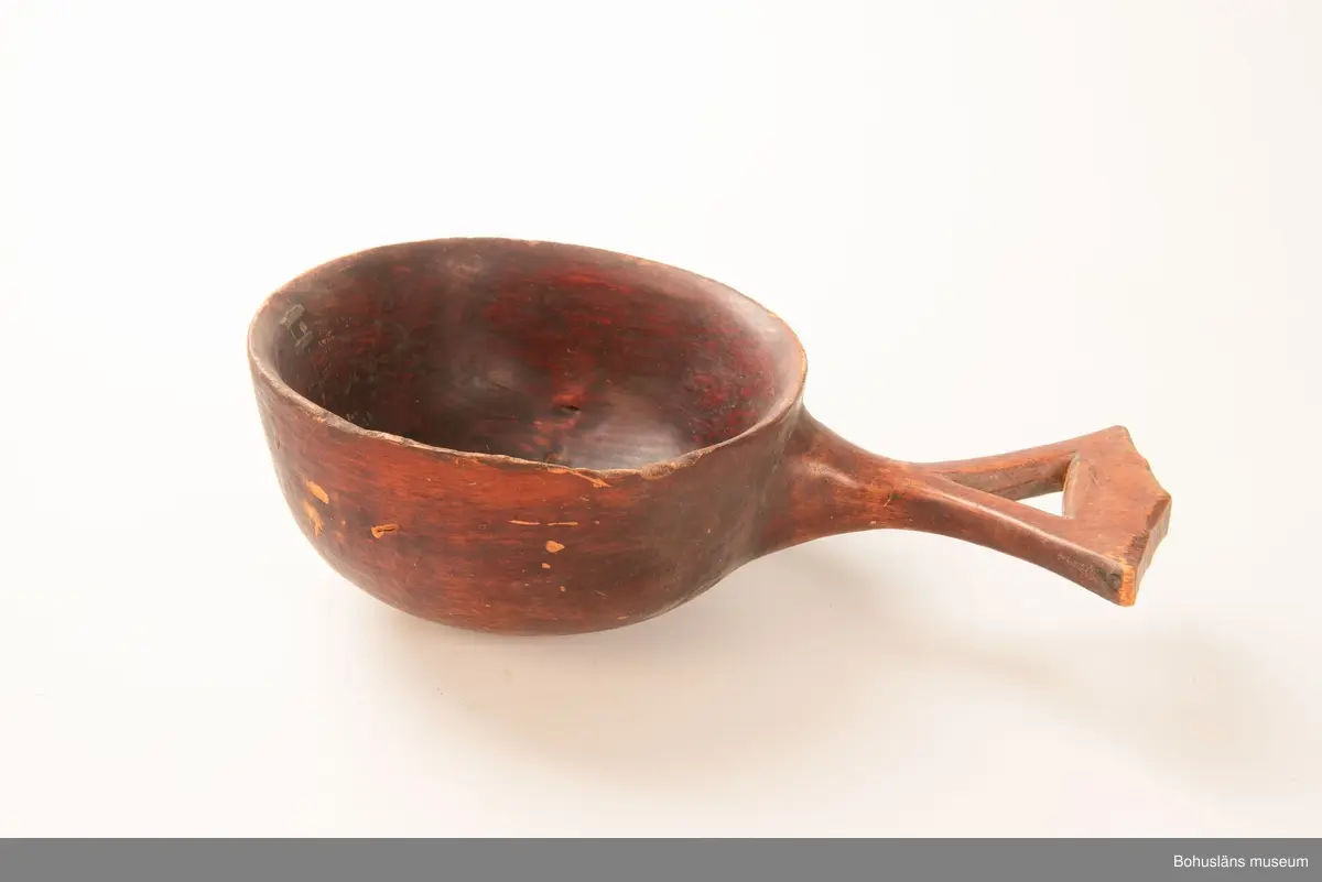 Ur handskrivna katalogen 1957-1958:
Vattenskopa; Kongo, Afrika
L (m. handt.) 37 cm; Br. 22 cm; av trä m. trekantigt handtag i ett stycke m. skopan. 
Ngt trasig.

Lappkatalog: 9