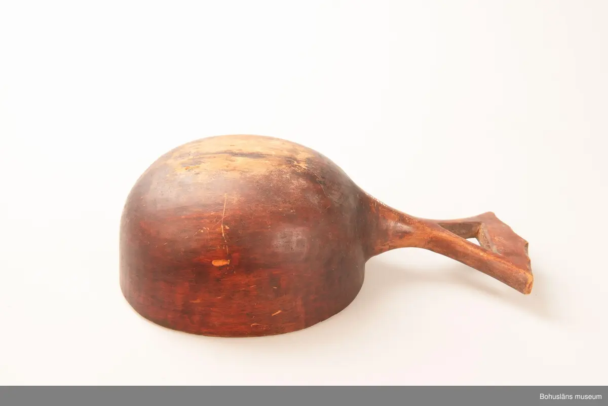 Ur handskrivna katalogen 1957-1958:
Vattenskopa; Kongo, Afrika
L (m. handt.) 37 cm; Br. 22 cm; av trä m. trekantigt handtag i ett stycke m. skopan. 
Ngt trasig.

Lappkatalog: 9