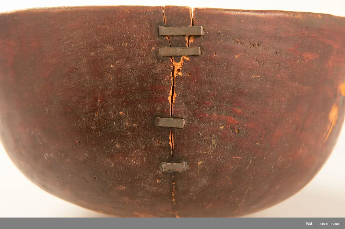 Ur handskrivna katalogen 1957-1958:
Vattenskopa; Kongo, Afrika
L (m. handt.) 37 cm; Br. 22 cm; av trä m. trekantigt handtag i ett stycke m. skopan. 
Ngt trasig.

Lappkatalog: 9