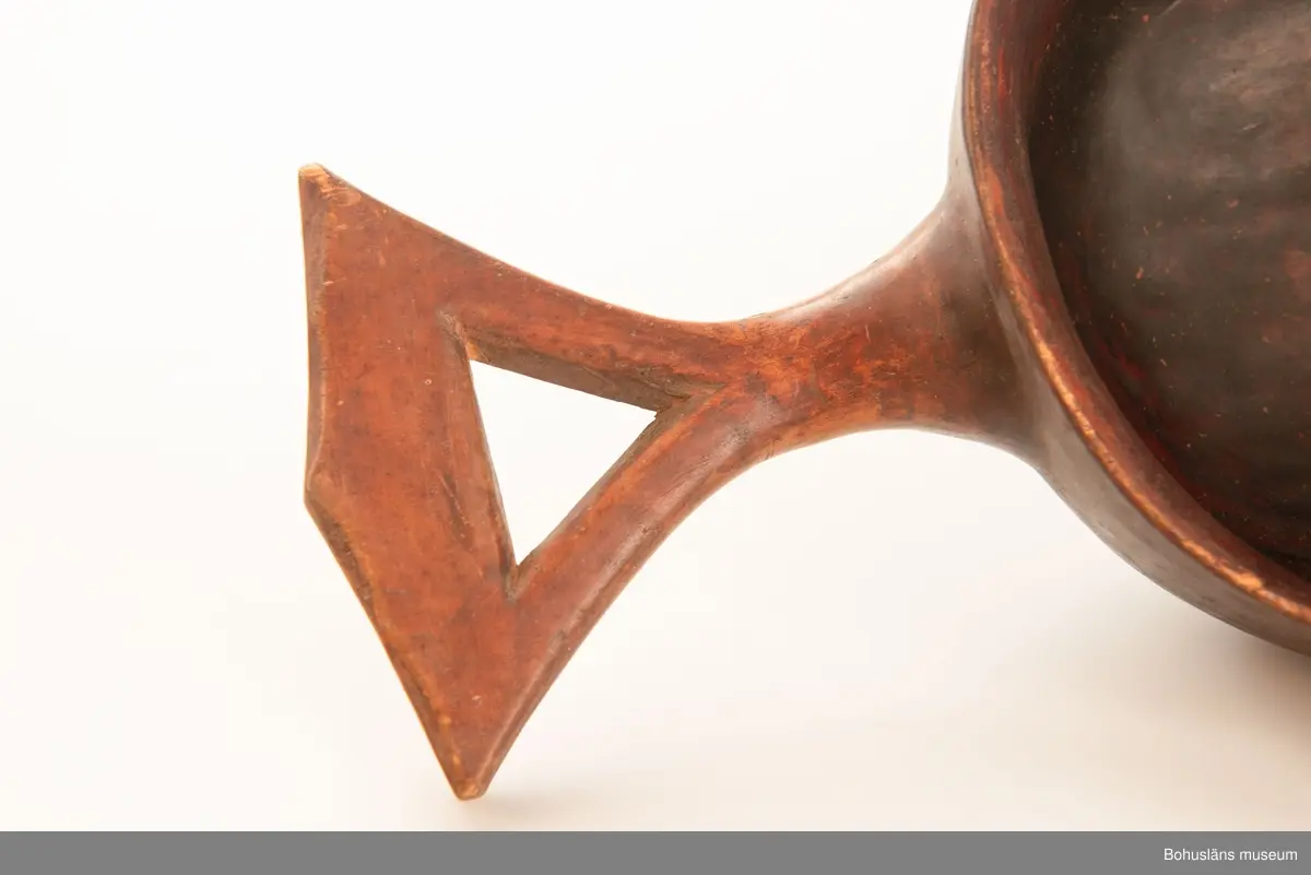 Ur handskrivna katalogen 1957-1958:
Vattenskopa; Kongo, Afrika
L (m. handt.) 37 cm; Br. 22 cm; av trä m. trekantigt handtag i ett stycke m. skopan. 
Ngt trasig.

Lappkatalog: 9