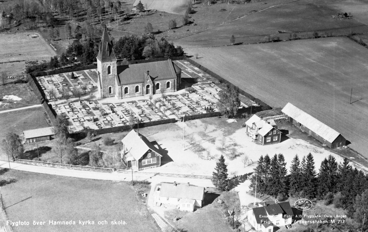 Hamneda kyrka och skola, 1951.