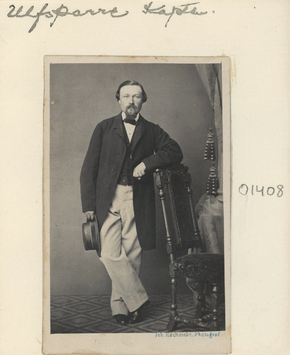Carl Ulfsparre af Broxvik, här porträtterad civilklädd i norrköpingsfotografen john Eschrichts ateljé. Hans liv var i själva verket starkt präglat av det militära. Från kadett vid Karlberg år 1843 till överstelöjtnants avsked 1887 vid Första livgrenadjärregementet i Linköping, kvarstod han i armén ända till 1895. Från 1854 var han gift med Lotten Lilliestierna. Makarna kom att föra en ambulerande tillvaro med hemvist i Skärkind, Linköping, Stjärnorp, Ljung och Gränna. I sistnämnda ort avled han i juni månad 1899, strax före sin 70-årsdag.