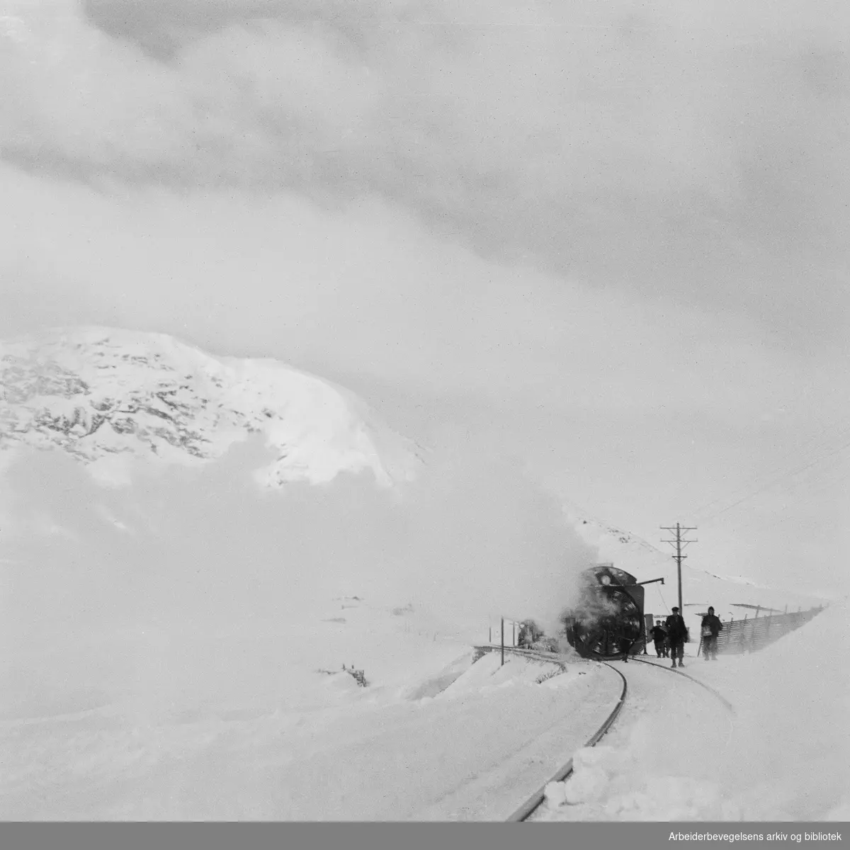 Snørydding på Bergensbanen. Mars 1949.