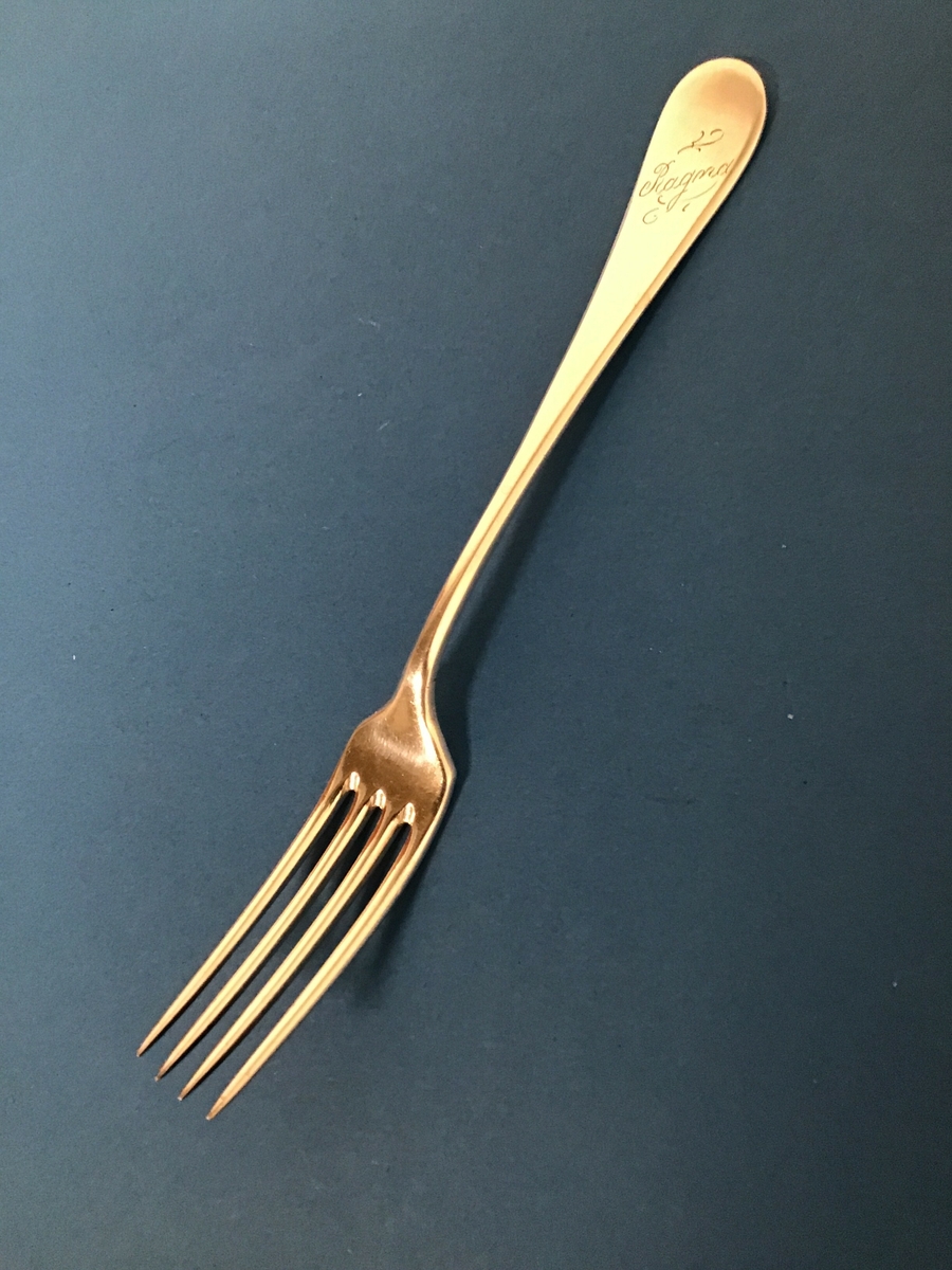 Middagsgaffel i nysølv med monogram.
