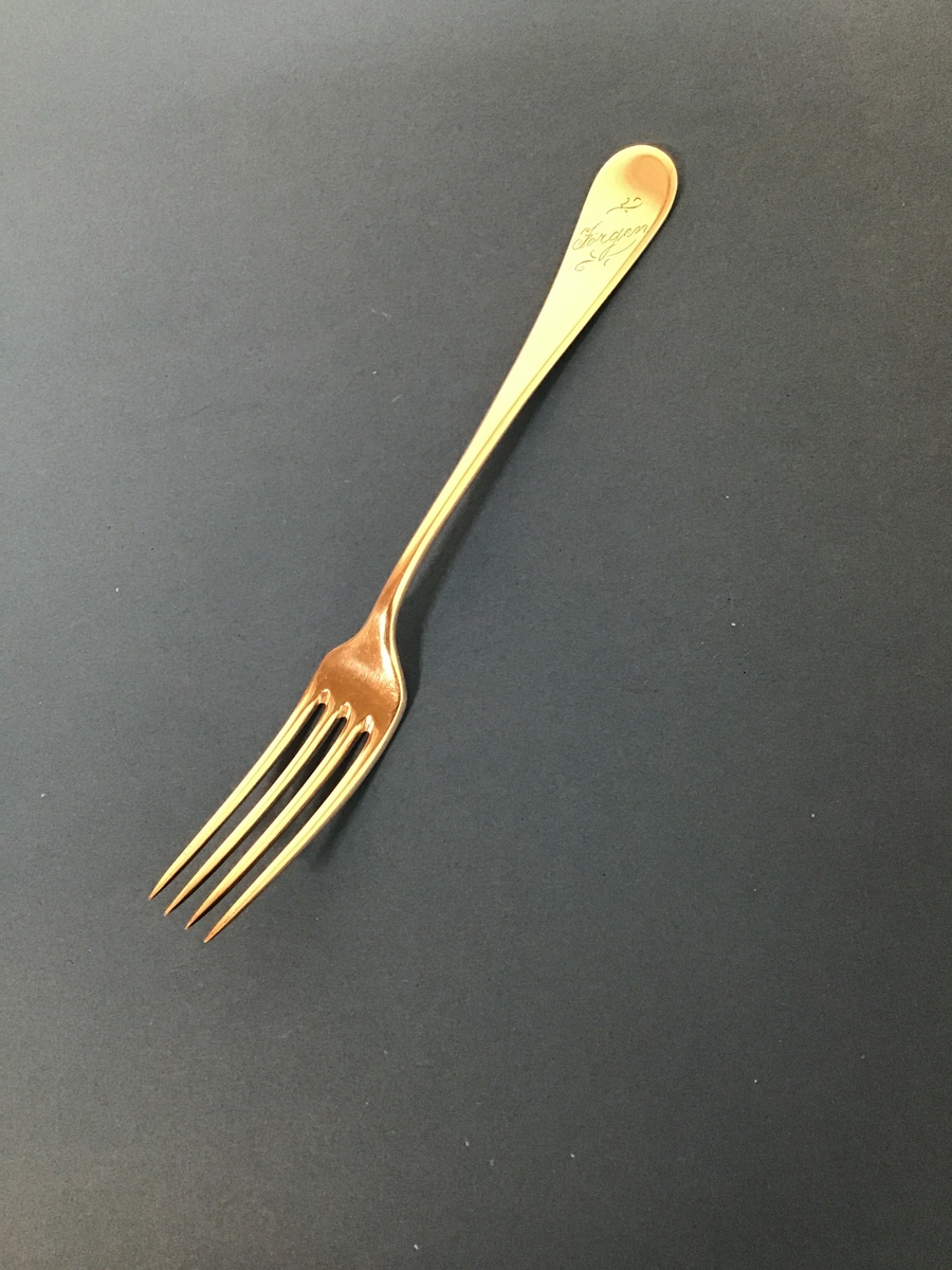Middagsgaffel i nysølv med monogram.

