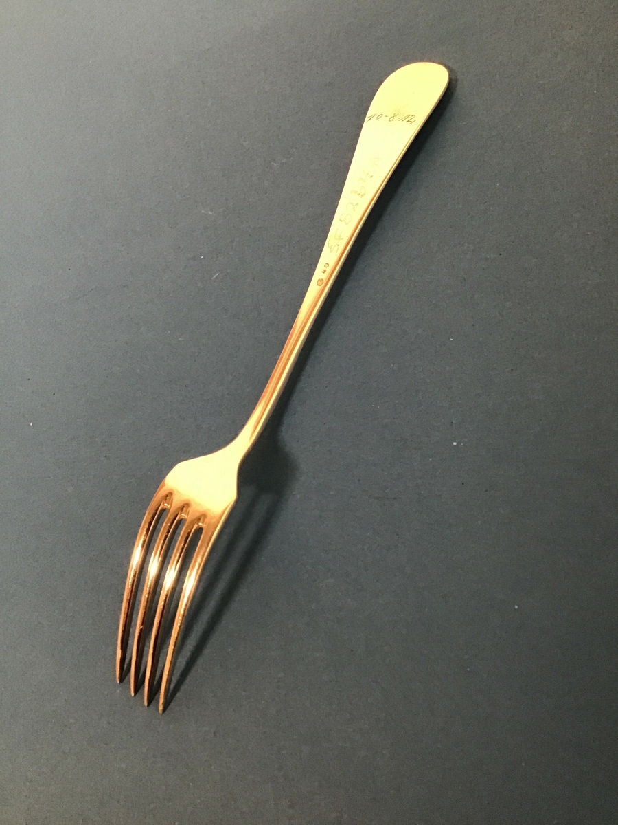 Middagsgaffel i nysølv med monogram.
