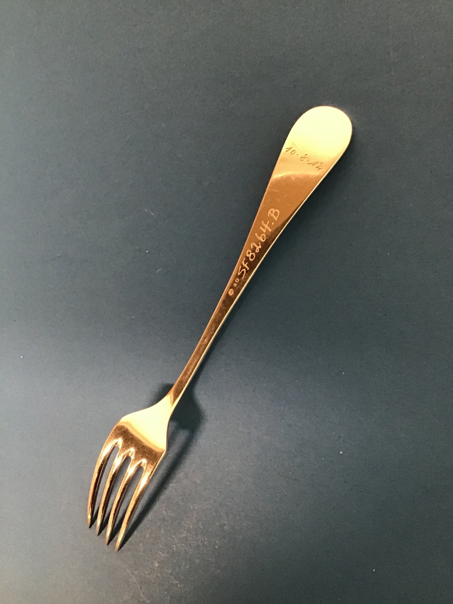Middagsgaffel i nysølv med monogram.
