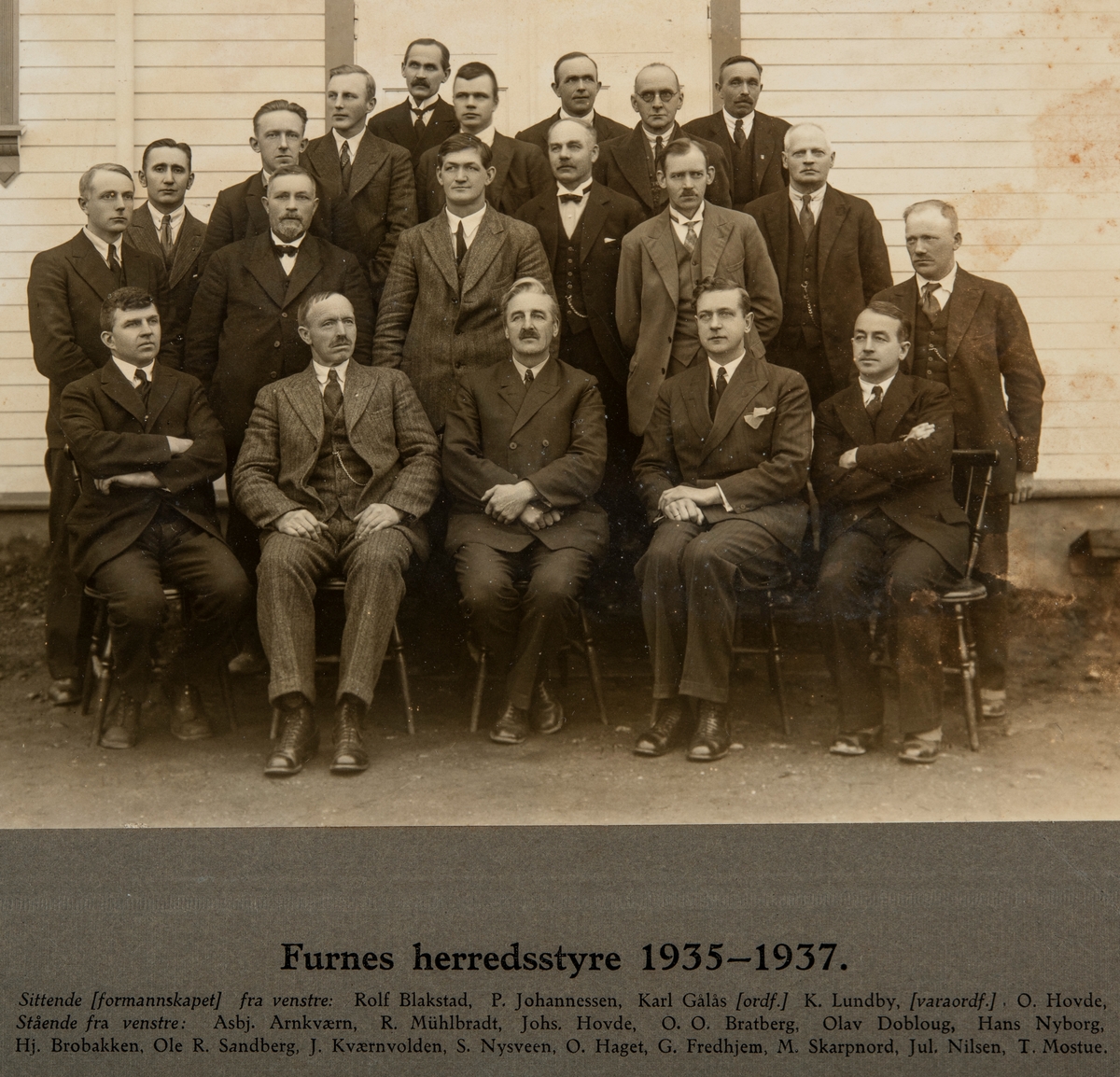 Furnes Herredstyre 1935 - 1937. Kommunestyre, stor gruppe menn.
Formannskapet sittende foran. Fra venstre: Rolf Blakstad, P. Johannessen, Ordfører Karl Gålås, Varaordfører K. Lundby, og O Hovde.
Stående fra venstre: Asbjørn Arnkværn, R. Mühlbradt, Johs Hove, O. O. Bratberg, Olav Dobloug, Hans Nyborg, Hj. Brobakken, Ole R. Sandberg, J. Kværnvolden, S. Nysveen, O. Haget, G. Fredhjem, M. Skarpnord, Jul Nilsen, og T. Mostue.