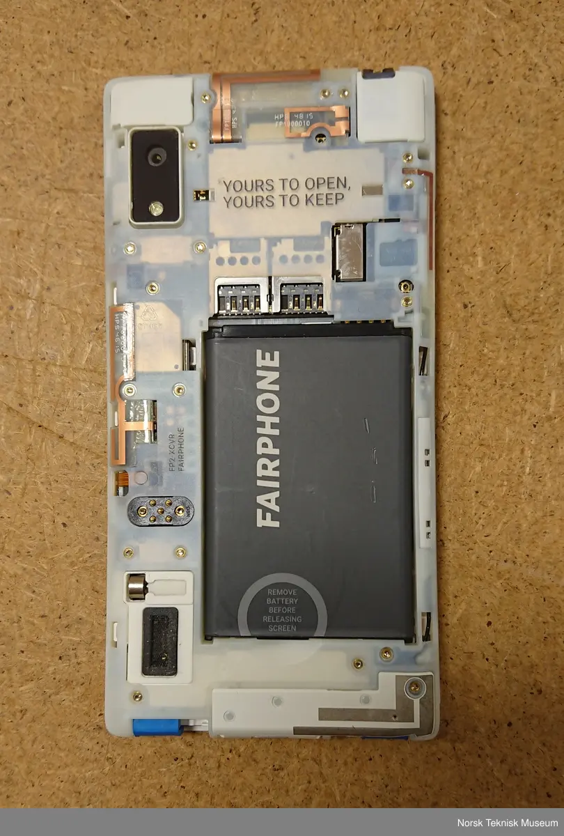 Mobiltelefon av typen Fairphone med åpent bakdeksel