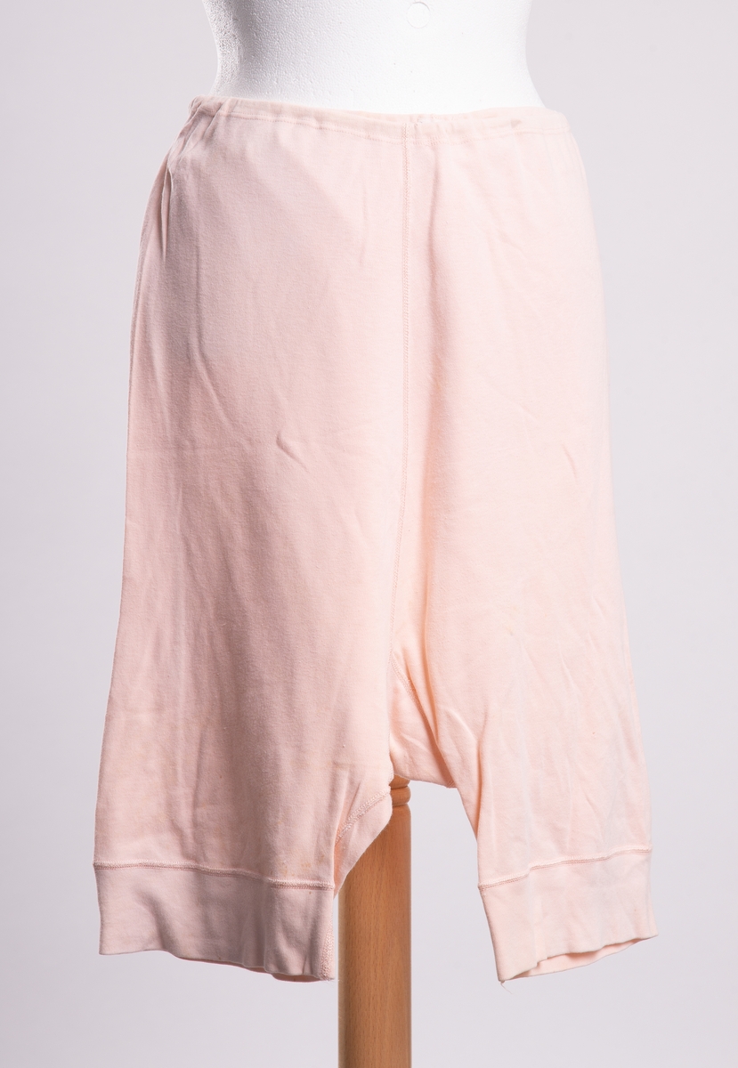 Lårlange underbukse av glattstikket bomullstrikot. Løpegang med stikk i livet.