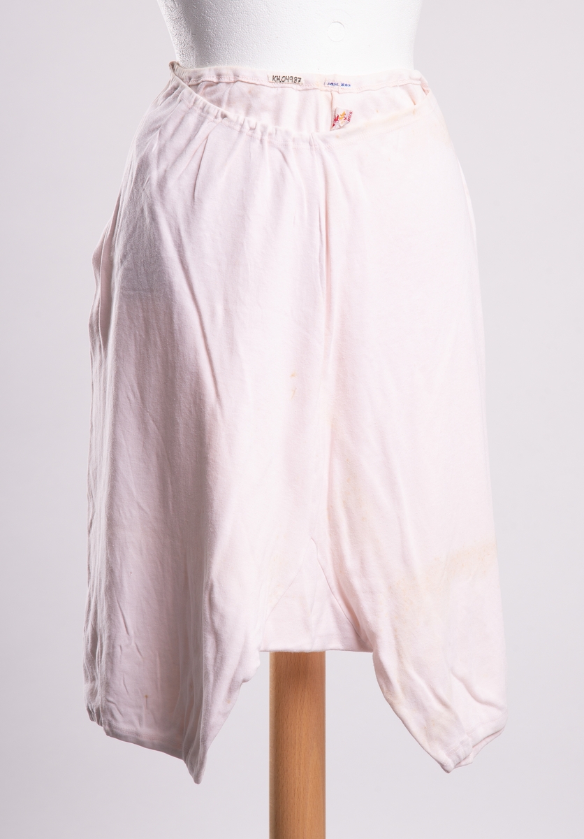 Lårlang underbukse av dobbeltstrikket bomullstrikot. Løpegang med strikk i livet og ved lårene.