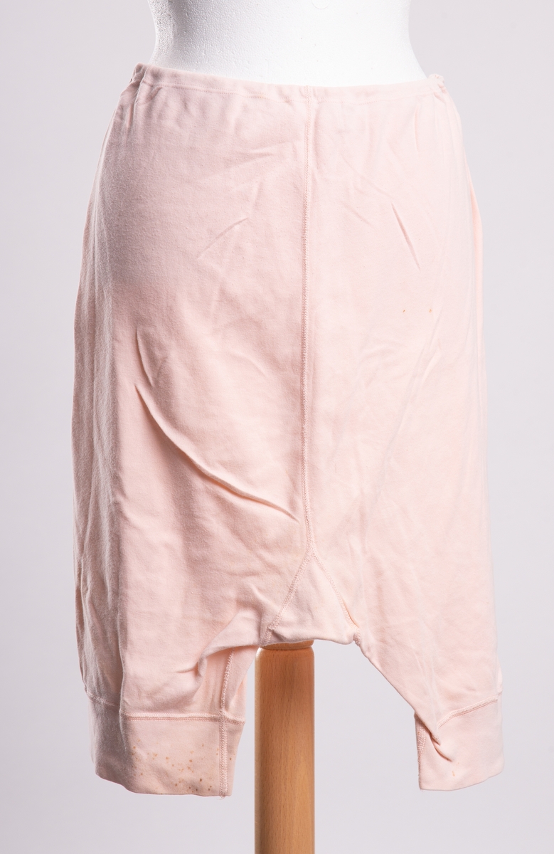 Lårlange underbukse av glattstikket bomullstrikot. Løpegang med stikk i livet.