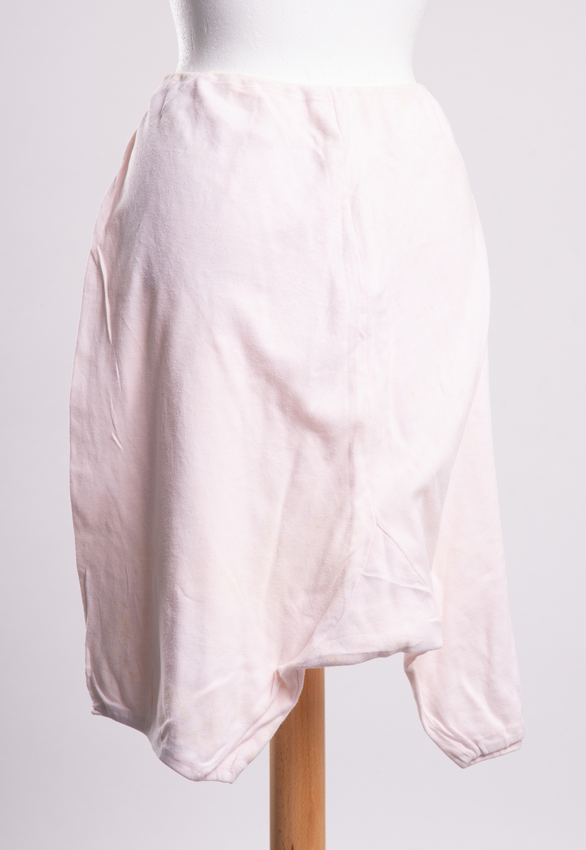 Lårlang underbukse av dobbeltstrikket bomullstrikot. Løpegang med strikk i livet og ved lårene.