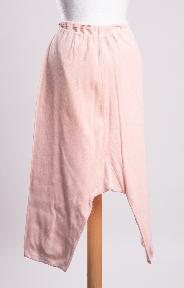 Knelang dameunderbukse av ribbestrikket bomulstrikot. Løpegang med stikk i livet.