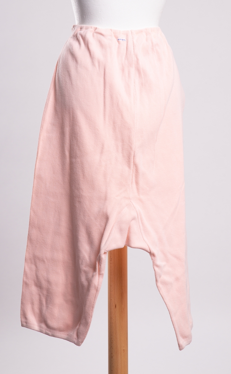 Knelang dameunderbukse av ribbestrikket bomulstrikot. Løpegang med stikk i livet.