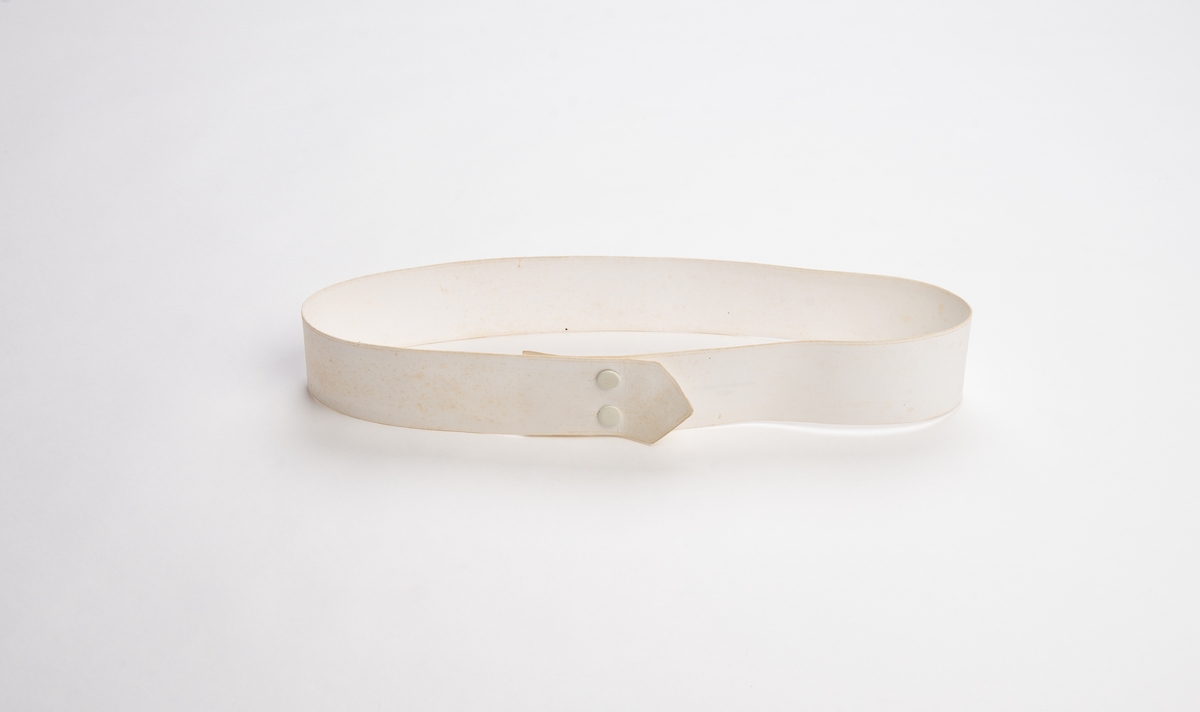 Hvitt stivt belte med knappehull i begge ender. Løse knapper med splittlukkning.