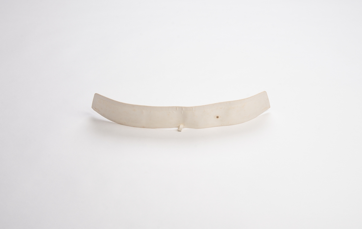 Hvit sitivet krage av bomull. Tre knappehull for å feste til skjorte.