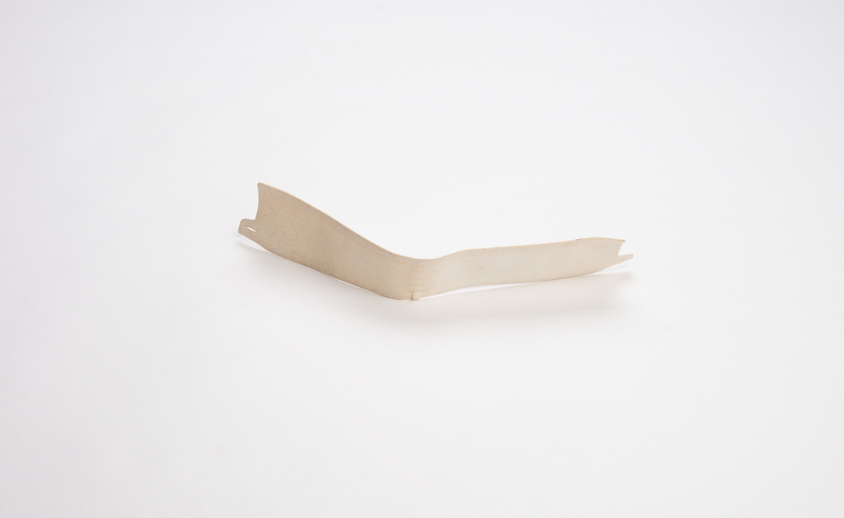 Hvit stivet krage av bomull. Tre knappehull for å feste til skjorte.