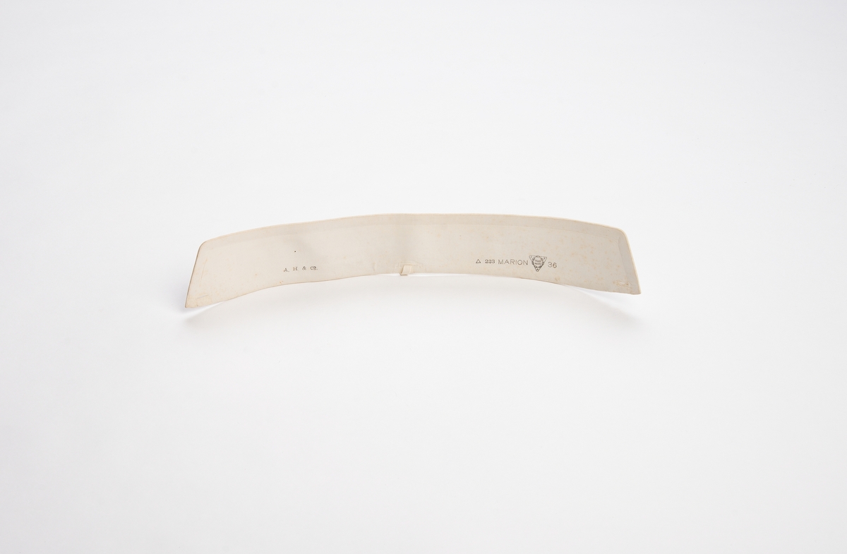 Hvit sitivet krage av bomull. Tre knappehull for å feste til skjorte.