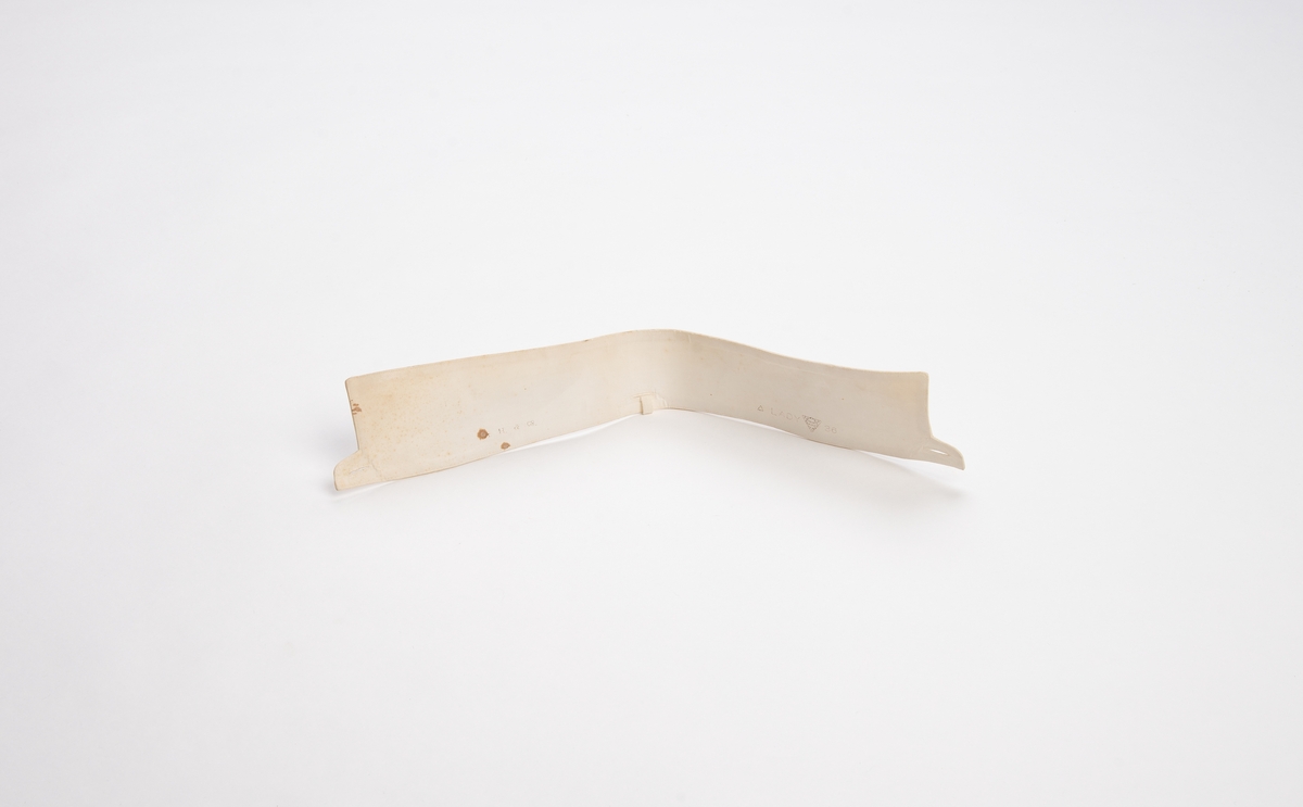 Hvit stivet krage av bomull. Tre knappehull for å feste til skjorte.