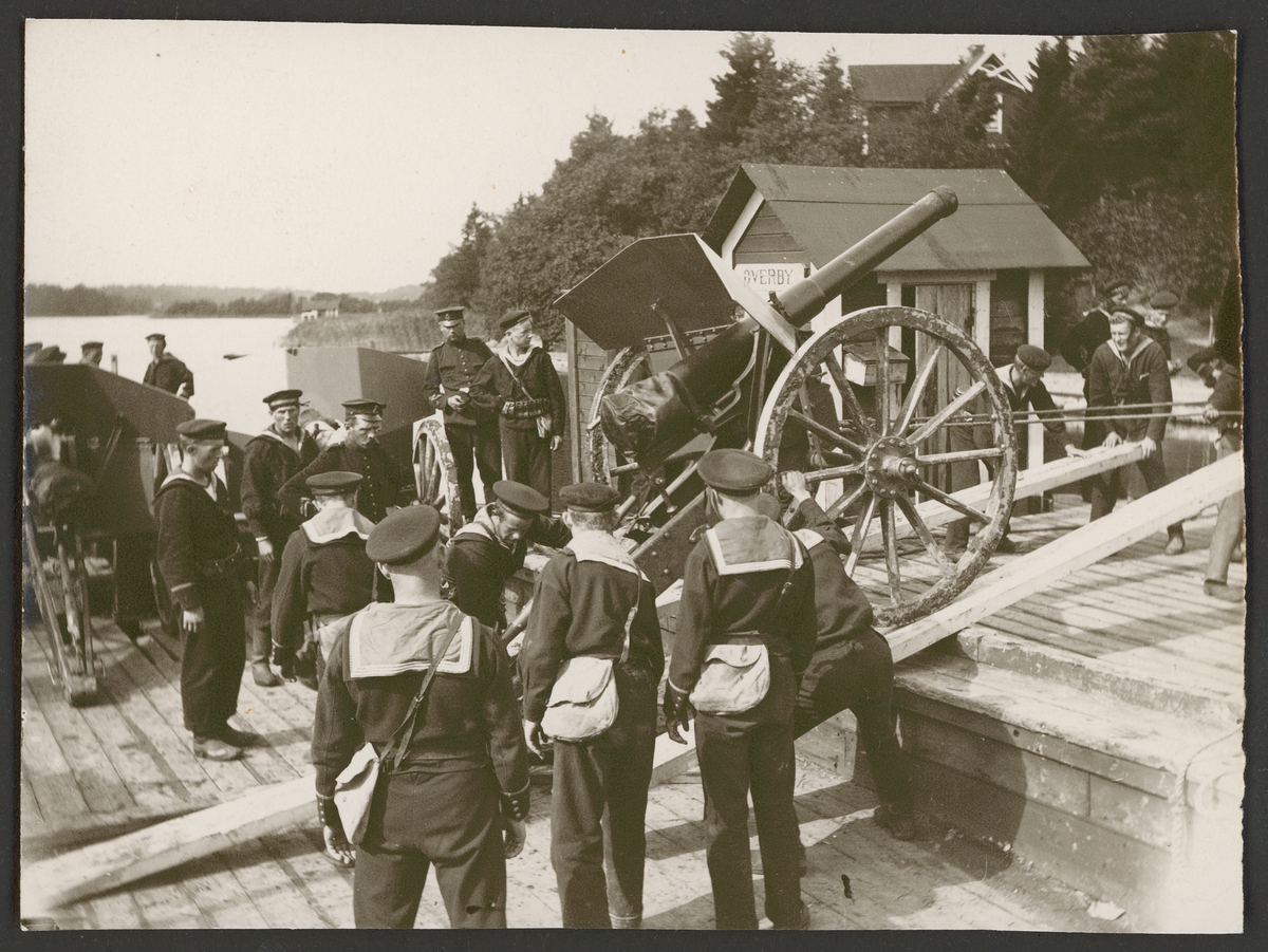 Bilden föreställer transport av en kanon under en stridsövning på Resarö 1916.