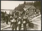 Bilden föreställer transport av en kanon under en stridsövning på Resarö 1916.