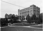 Bankens hus uppfört 1898, ritat av arkitekten Gustaf Sällström. Handelsbanken har sina lokaler där och har drivit bank i staden sedan 1870.