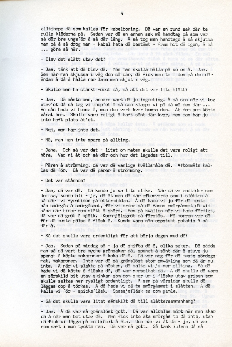 Anna Svensson f. 1897, berättar om sina minnen från i Iggesund, Hälsingland och uppväxten i Bjurnäs, Njutånger. Intervjun är utförd av Barbro Bursell 1971-07-13.
Fröken Anna Svensson föds 29 mars 1897 i Bjurnäs i Njutånger i en jordbrukarfamilj. Hon är ett av sex syskon. Anna hjälper till på den tjugotre tunnland stora gården med att sköta korna, klippa fåren och annat ”kvinnogöra”. Till middag åt man nästan alltid potatis och strömming. Bagarstuga har man varje höst och vår, man gör bland annat smör som säljs till ett fåtal kunder.
Anna lämnar hemmet i läsålder och blir bondpiga i Övernjöte. I uppgifterna ingår att ta hand om en moderlös flicka. Hon stannar i tre år. När Anna är 17 år blir hon elev på lasarettet i Hudiksvall. Därefter följer församlingstjänarinnekurs i Stockholm, där hon får sin utbildning. Året är 1921. Hon får sedan sjukvårdstjänst som elev ett år, bland annat i Söderhamn. Anna har därefter korta tjänster i Bollnäs, Iggesund, Loksta. Hon beskriver sig som blyg i början men att hon blir morskare med åren. 
Någon gång på 1930-talet köper Anna en gård i Delsbo där hon startar ett vilohem för stressade och nervklena. Anna avslutar sin yrkesbana på grund av ett lårbensbrott, hon är då ca 60 år, och då tjänstgör hon på ålderdomshemmet i Delsbo.