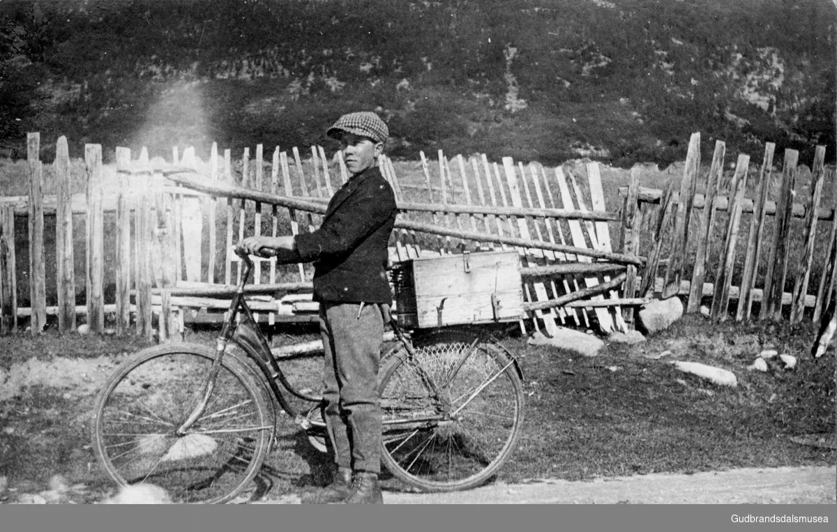 Sigvald Bersu (f. 1906) med sykkelen som han brukte i landpostruta