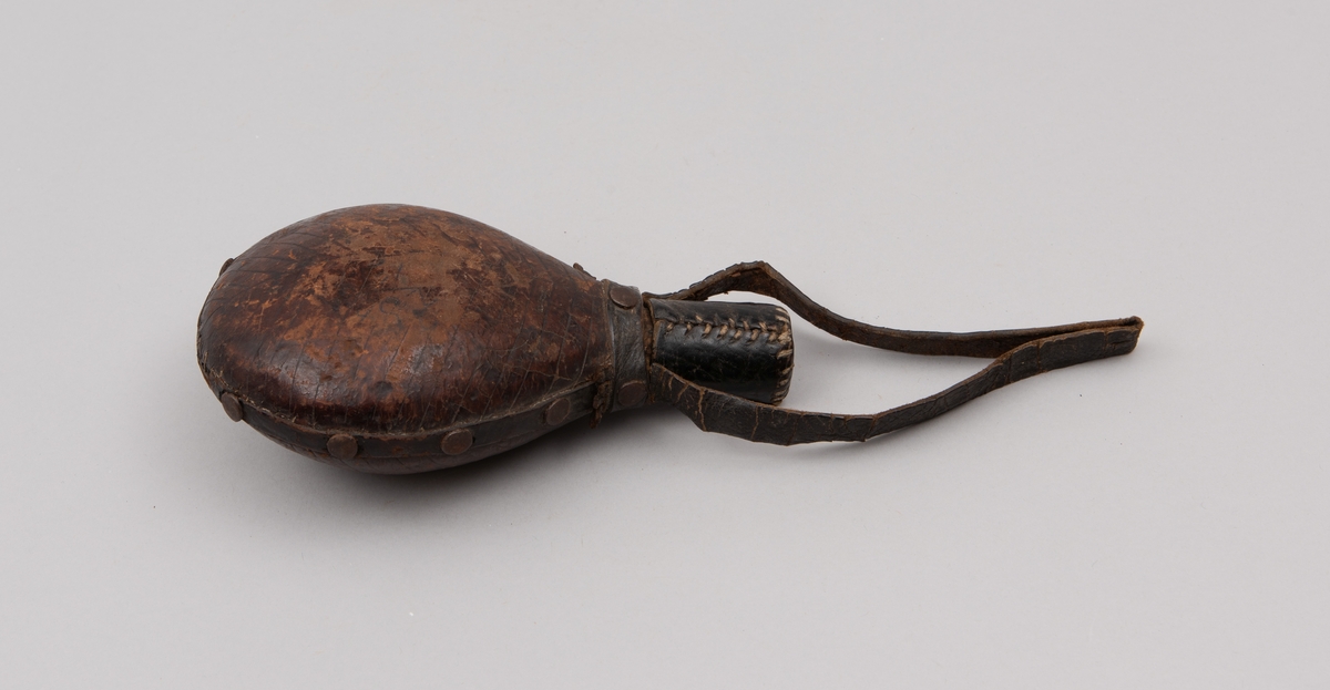 Kruttflaske med kork i lær.