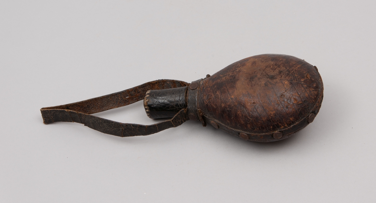 Kruttflaske med kork i lær.