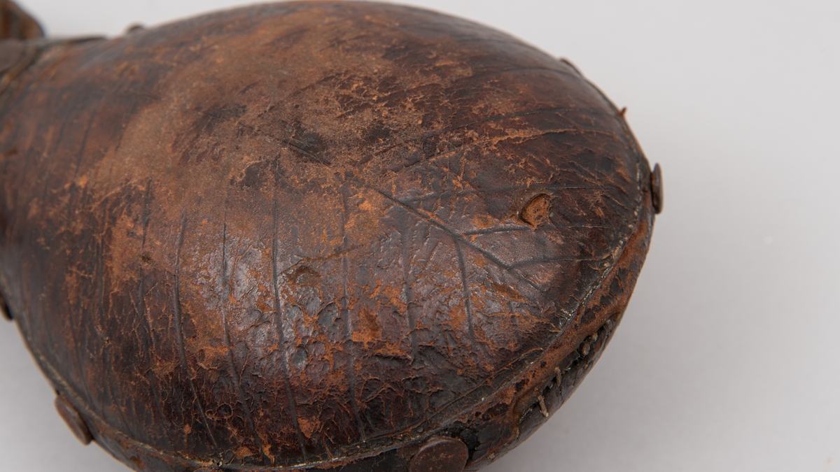 Kruttflaske med kork i lær.