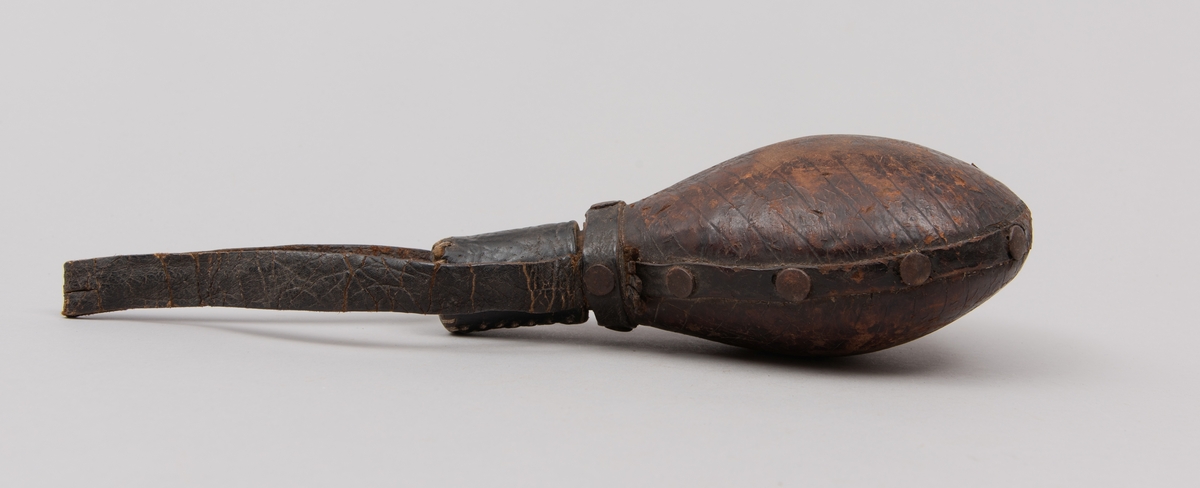 Kruttflaske med kork i lær.