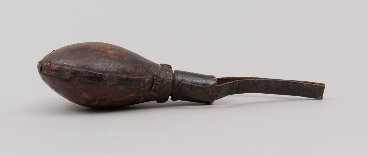 Kruttflaske med kork i lær.