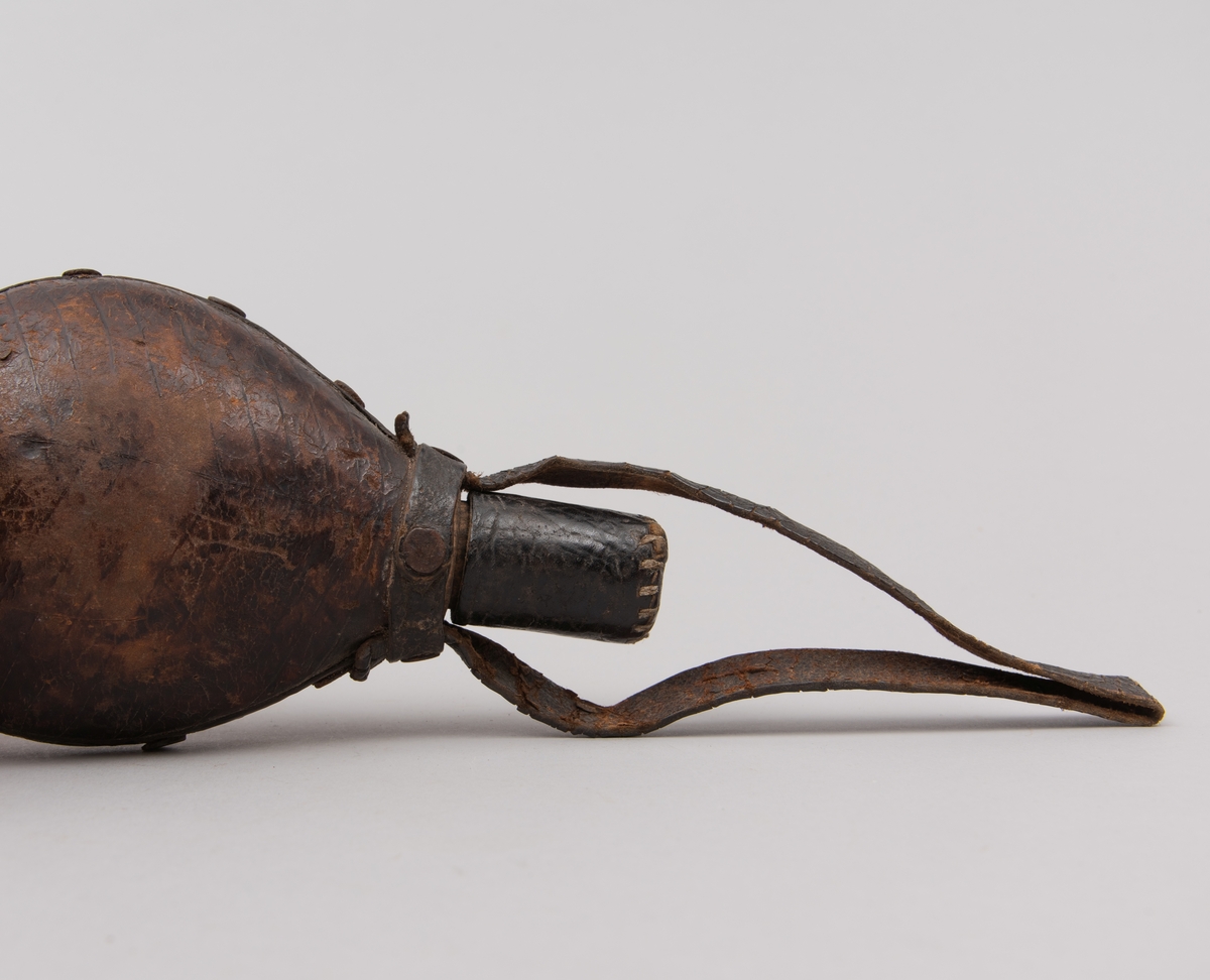 Kruttflaske med kork i lær.