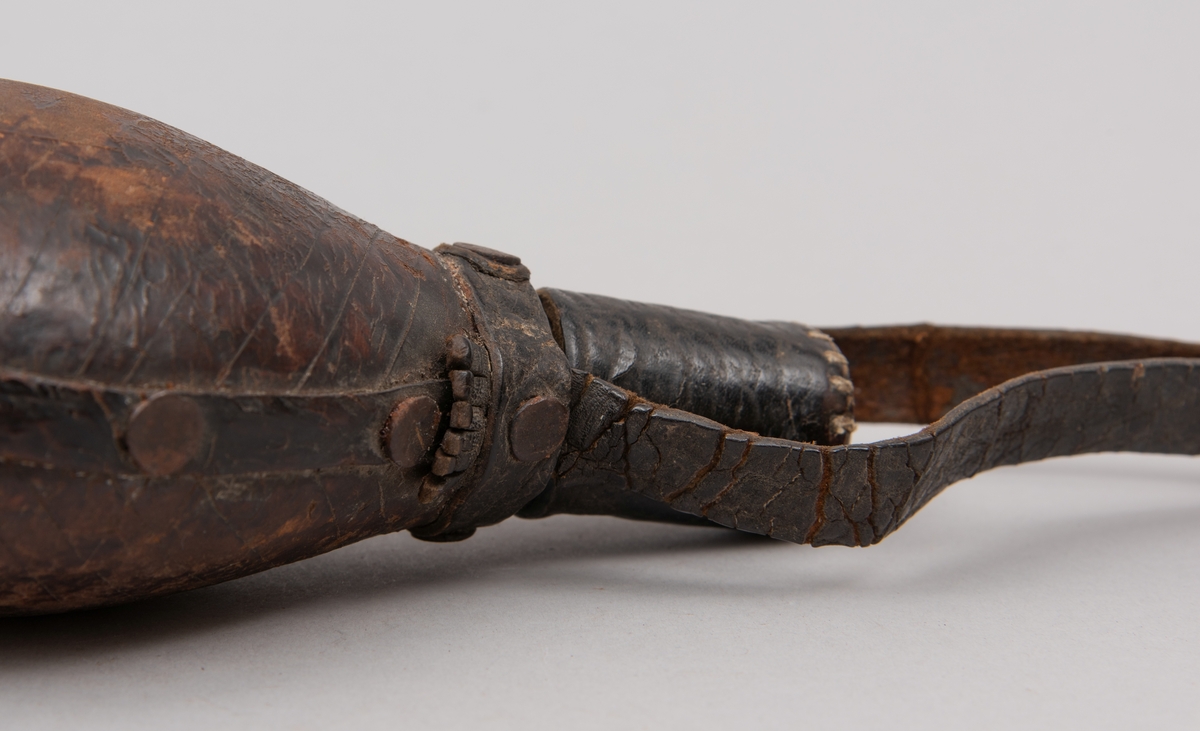 Kruttflaske med kork i lær.