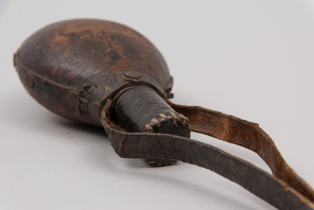 Kruttflaske med kork i lær.