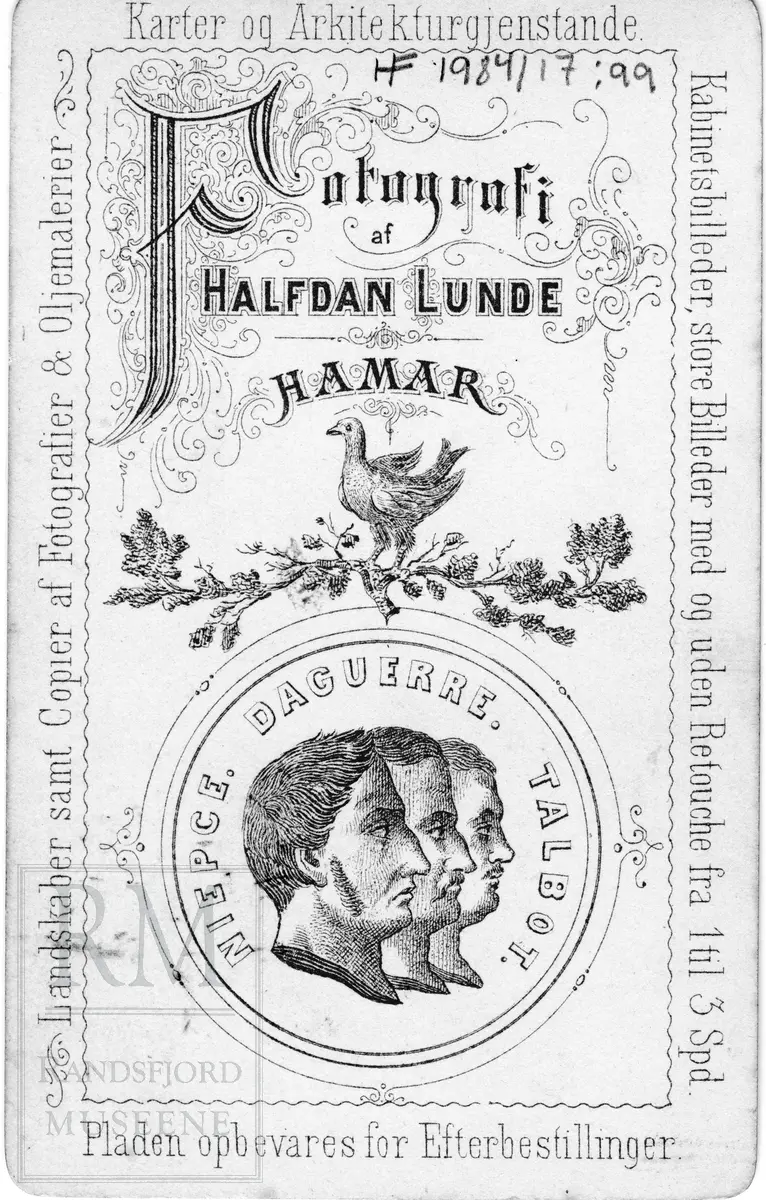 Brystbilde av ung mann i jakke med store slag og sløyfe i halsen.
