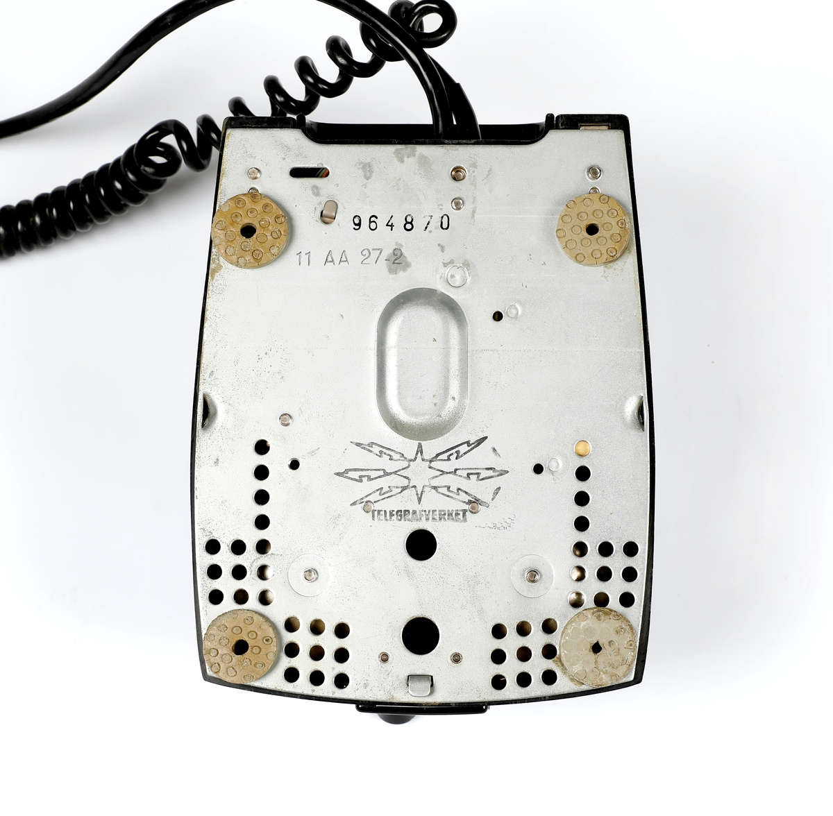 Svart telefonapparat i plast med sveiv, men uten tallskive.
Telefoner uten tallskive var tilknyttet manuelle telefonsentraler, og en brukte sveiva for å kommer i kontakt med sentralen, hvor det falt en klaff over linjejakken, et hvitt flagg og på større sentraler et lys over linjejakken. 
Denne het Elektrisk Burerau 1953 modell og ble produsert til 1967 i et antall 153 400 eksemplarer