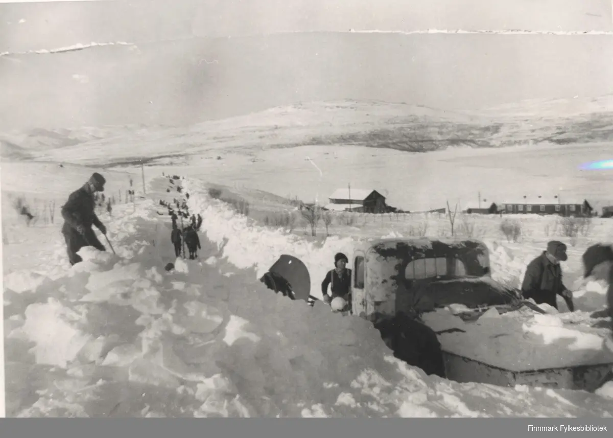 Snemåking mellom Neiden og Gandvik, april 1940. Gunnari med brøytebil. Norske soldater med i arbeidet for rydde snø fra veien.