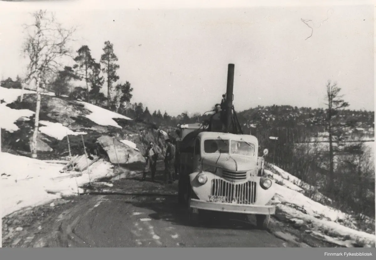 Stimkjelen ved Henneninbekken, fra venstre ved siden en lastebil (Y-2035): Even Restad, Richard Ingeroynen og Johannes Mathisen.
Lastebilen er en Chevrolet årsmodell 1946-47.